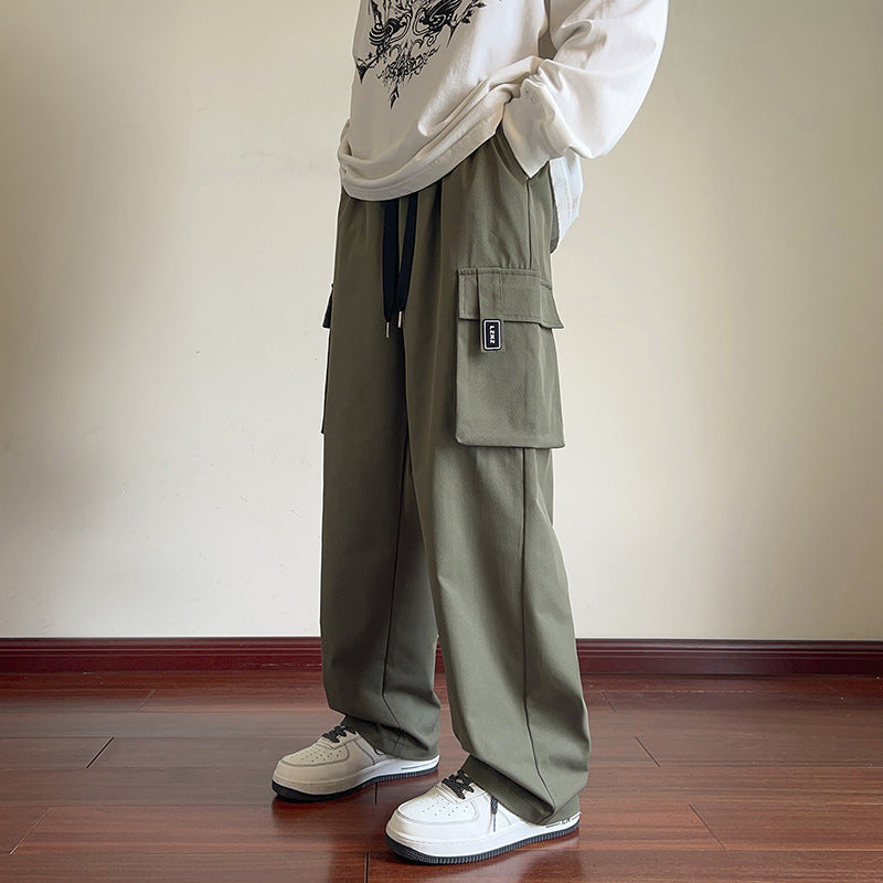 Men's cargo pants with a wide fit and practical side pockets
