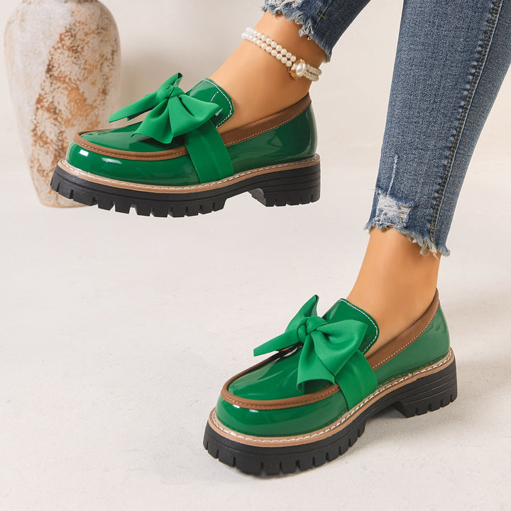 Women's patent leather loafers with large decorative bow and profiled rubber sole Mune Fashion