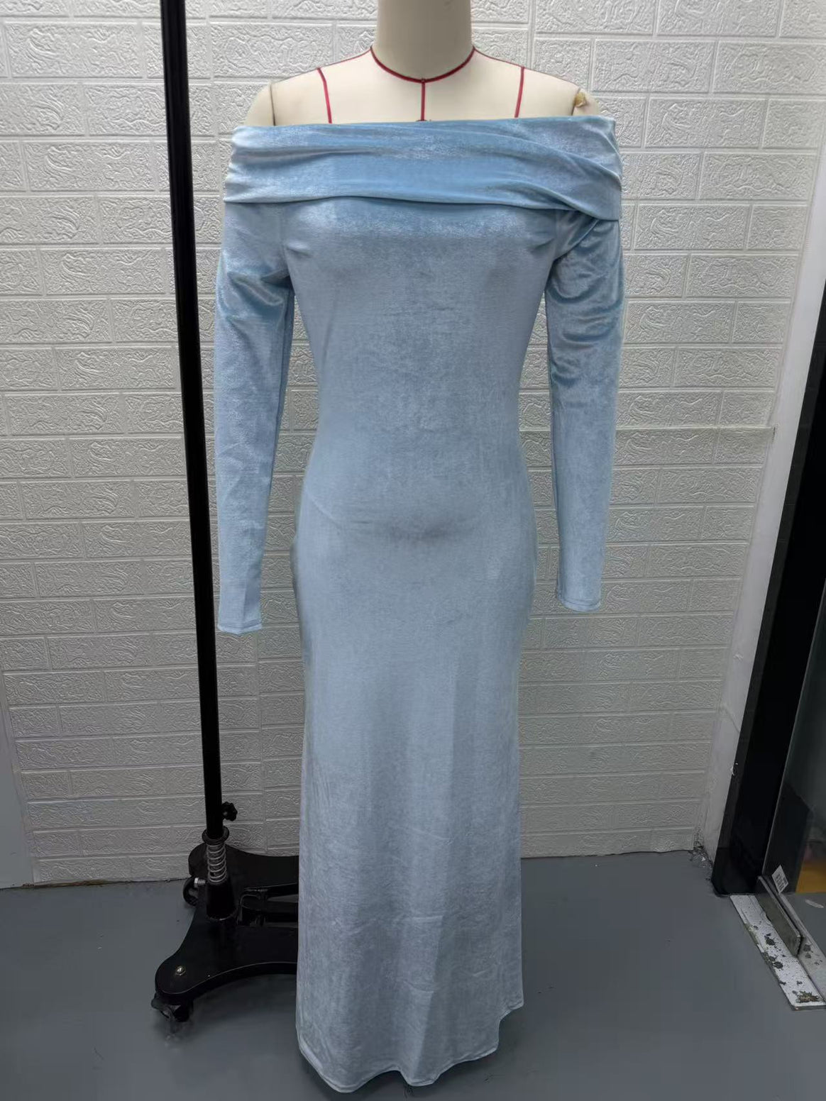 Women Long Velvet Evening Dress with Off-Shoulder Neckline and Deep Back Cutout Mune Fashion