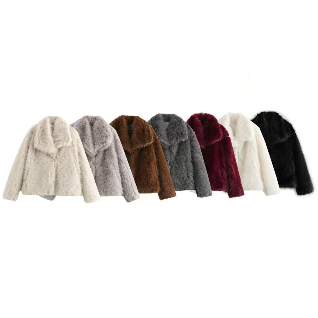 Ladies short cozy faux fur jacket with wide shawl collar, padded lining and concealed closure Mune Fashion