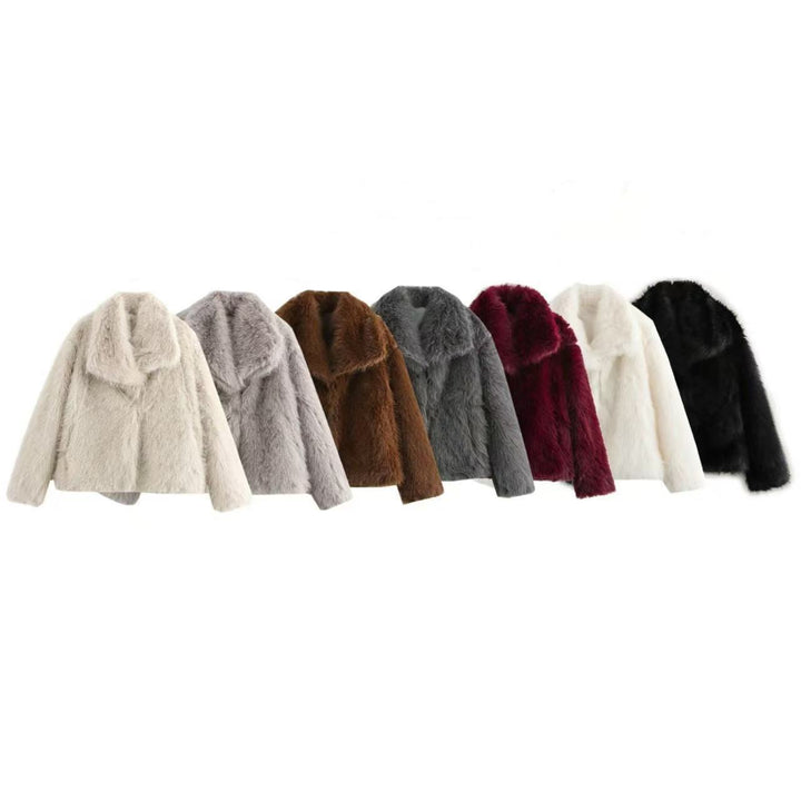 Ladies short cozy faux fur jacket with wide shawl collar, padded lining and concealed closure Mune Fashion
