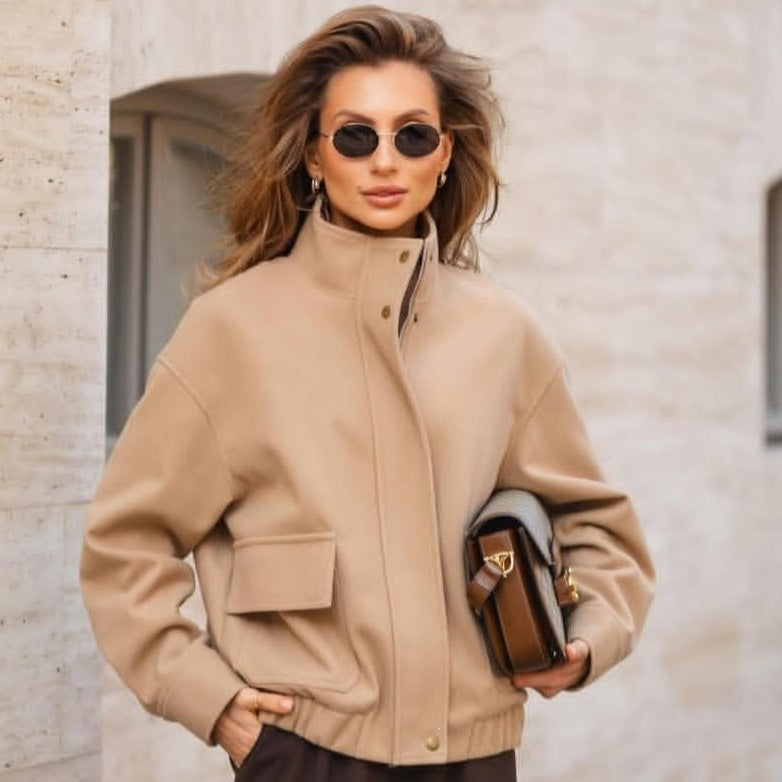 Women’s short jacket made of wool blend in utility look with stand-up collar, flap pockets, and elastic hem Mune Fashion