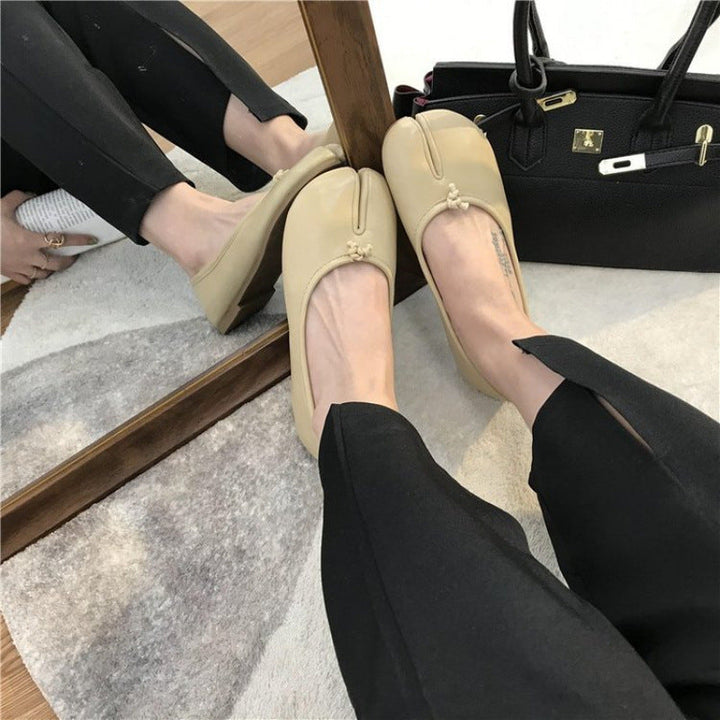 Ladies' ballerinas with elegant slit details and comfortable insole Mune Fashion
