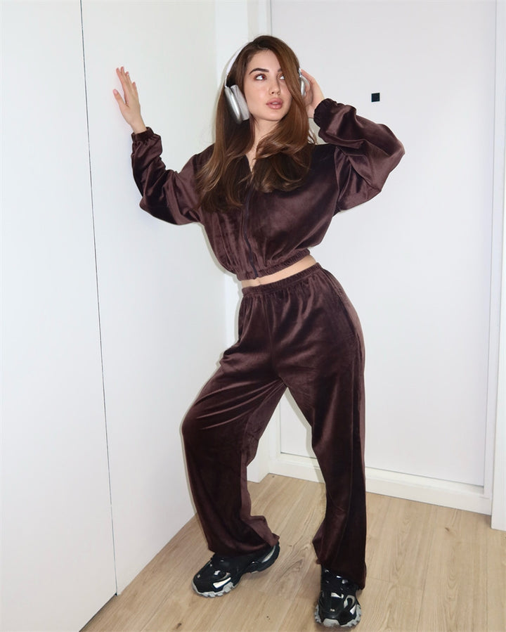 Women's cropped hooded zip jacket with gathered elastic hem and high-waisted relaxed pants made of soft sweat fabric