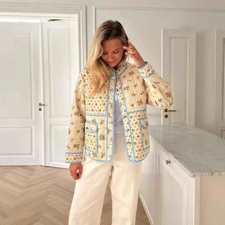 Women's padded boxy jacket with floral all-over print, contrasting piping and patch flap pockets Mune Fashion