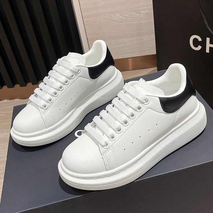 Unisex minimalist platform sneaker made of smooth synthetic leather with padded heel collar and cushioning lightweight sole Mune Fashion