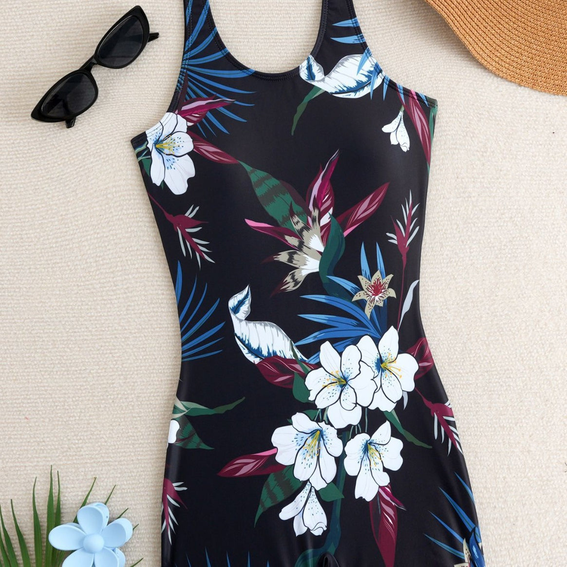Ladies one-piece swimsuit with floral patterns and sporty cut Mune Fashion