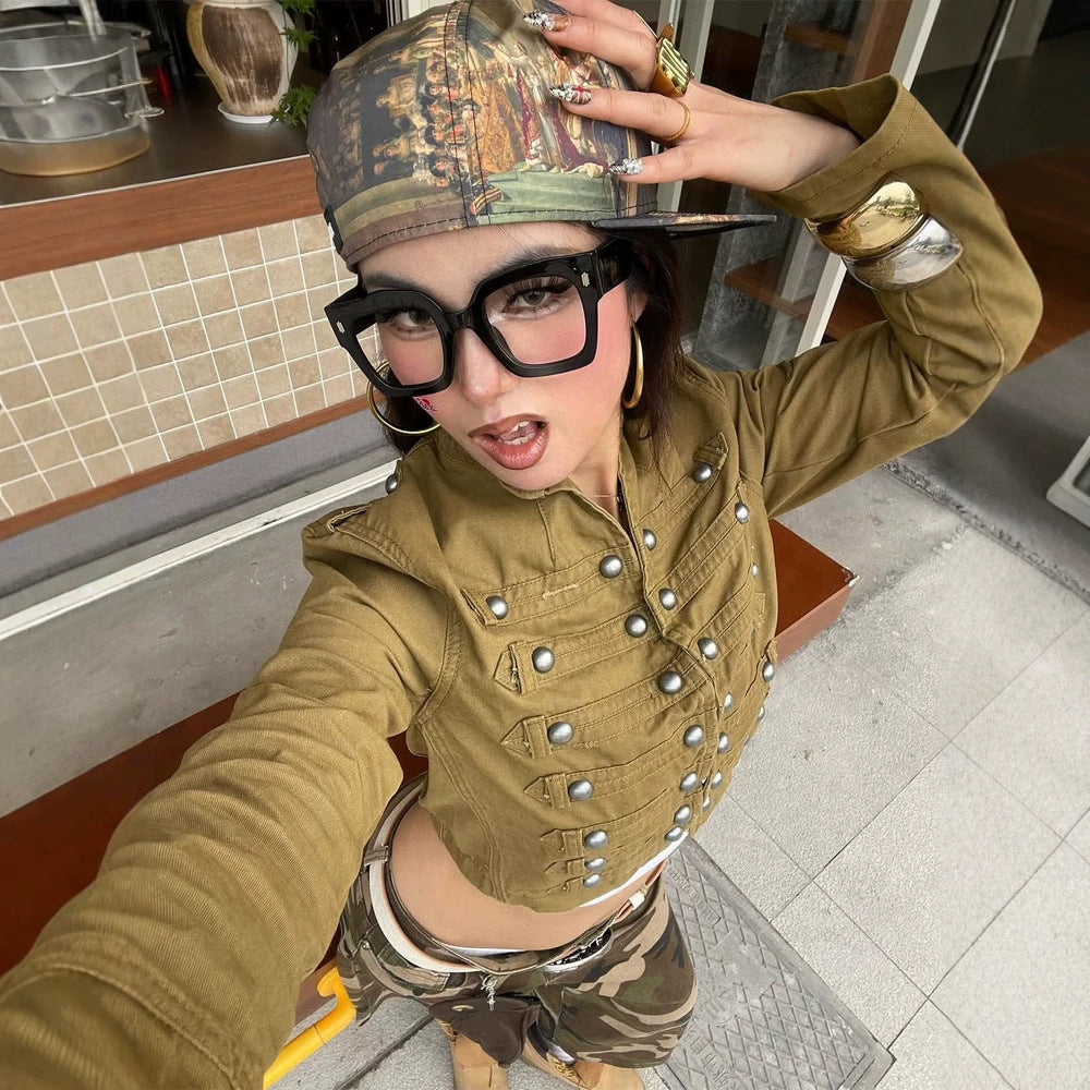 Women short-cut military-inspired cargo jacket with decorative button placket Mune Fashion