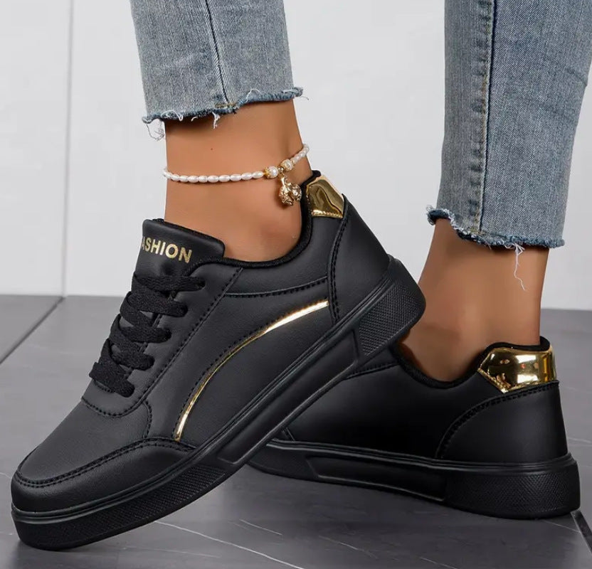 Women's low-cut faux leather sneakers with holographic heel trim Mune Fashion