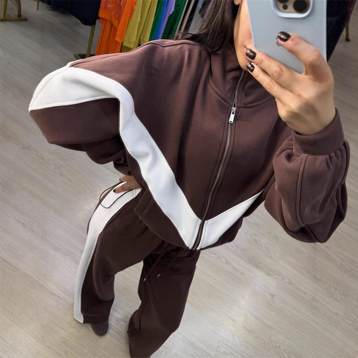 Ladies elegant sporty two-piece tracksuit with zip and contrasting V yoke Mune Fashion