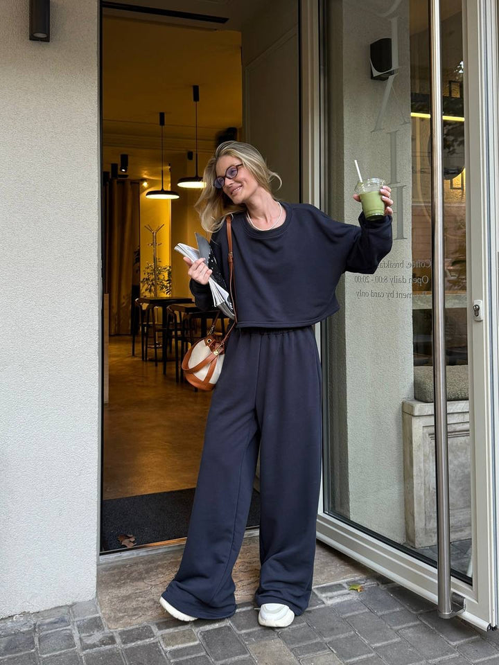 Women's Oversize Lounge Set with Short Sweatshirt and Loose Jogging Pants Mune Fashion