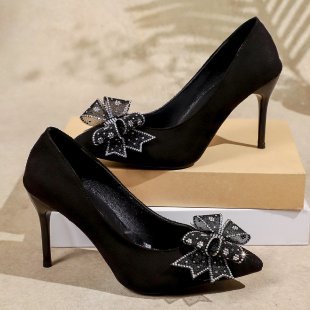 Women's pointed velvet pumps with narrow stiletto, decorative bow appliqué and comfort insole Mune Fashion