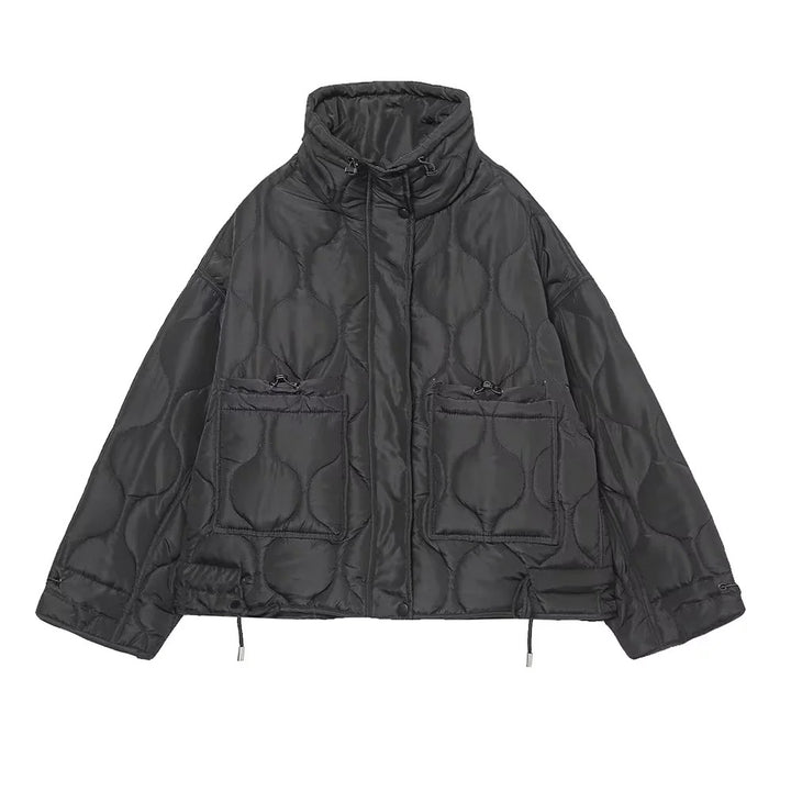 Women's quilted short jacket with high stand-up collar, drawstring hem and large patch pockets Mune Fashion