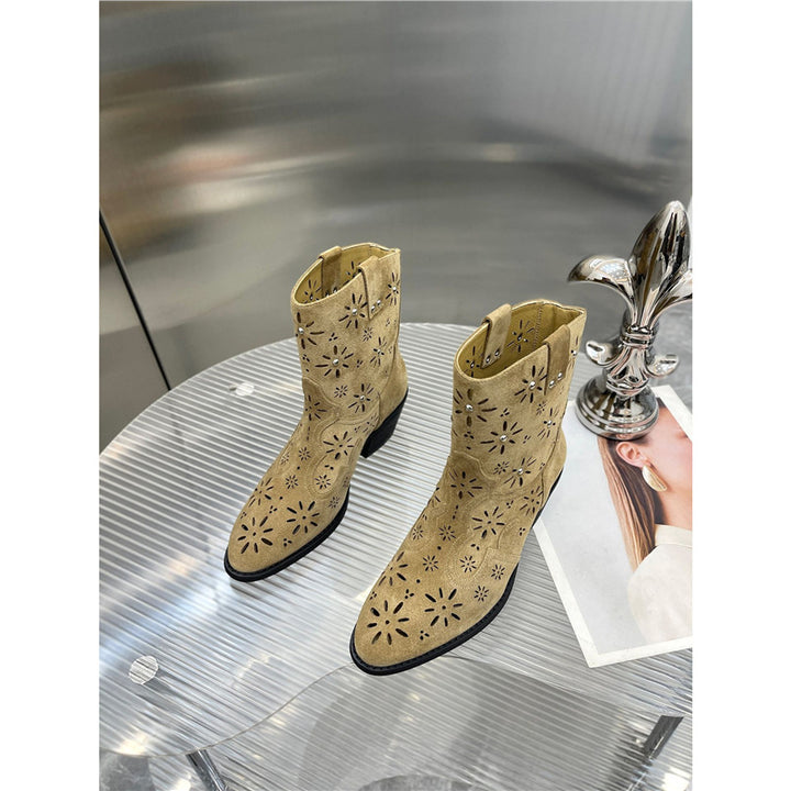 Ladies' western ankle boots made of suede with laser-cut floral pattern and mid-high block heel Mune Fashion