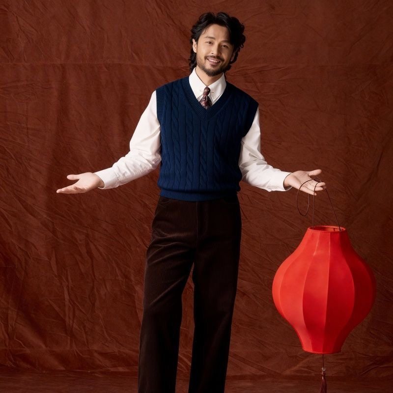 Men's knitted vest with cable pattern and V-neck Mune Fashion