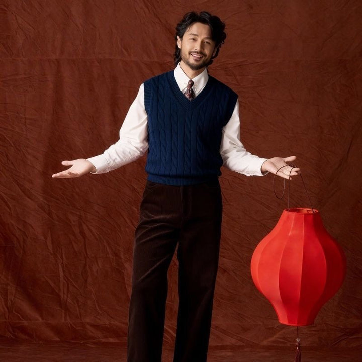 Men's knitted vest with cable pattern and V-neck Mune Fashion