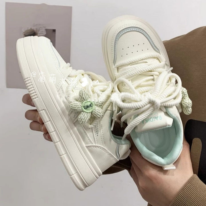 Women's sneakers with floral pendant and comfortable sole Mune Fashion