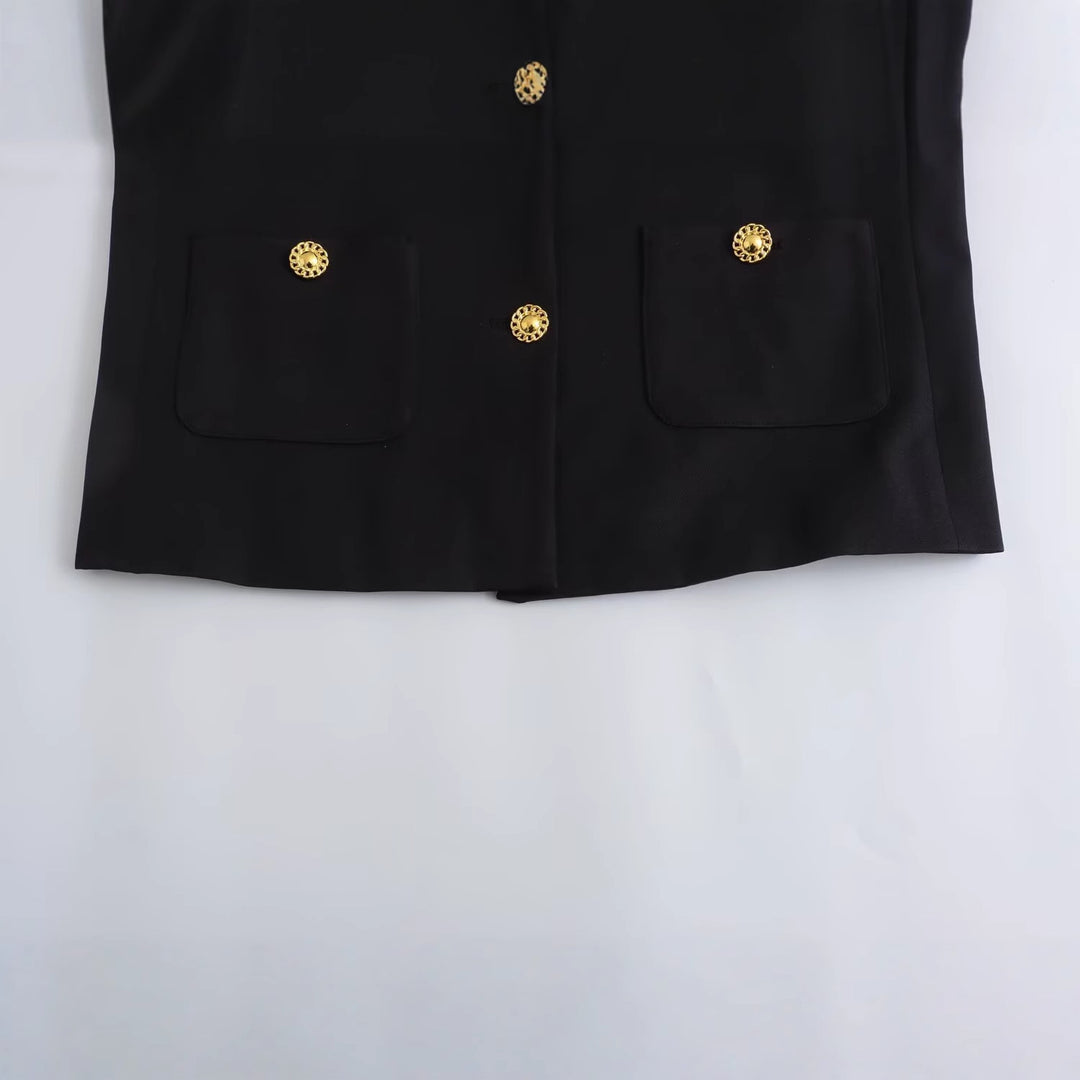 Women’s short blazer in boxy cut with decorative decorative buttons and patch pockets Mune Fashion