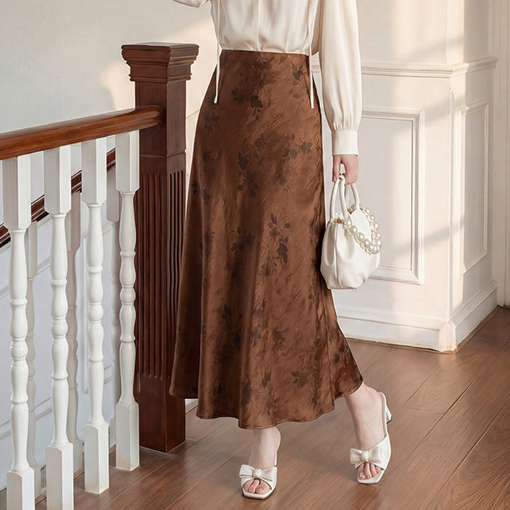 Women's high-waisted A-line midi skirt in jacquard-like satin with floral relief print.