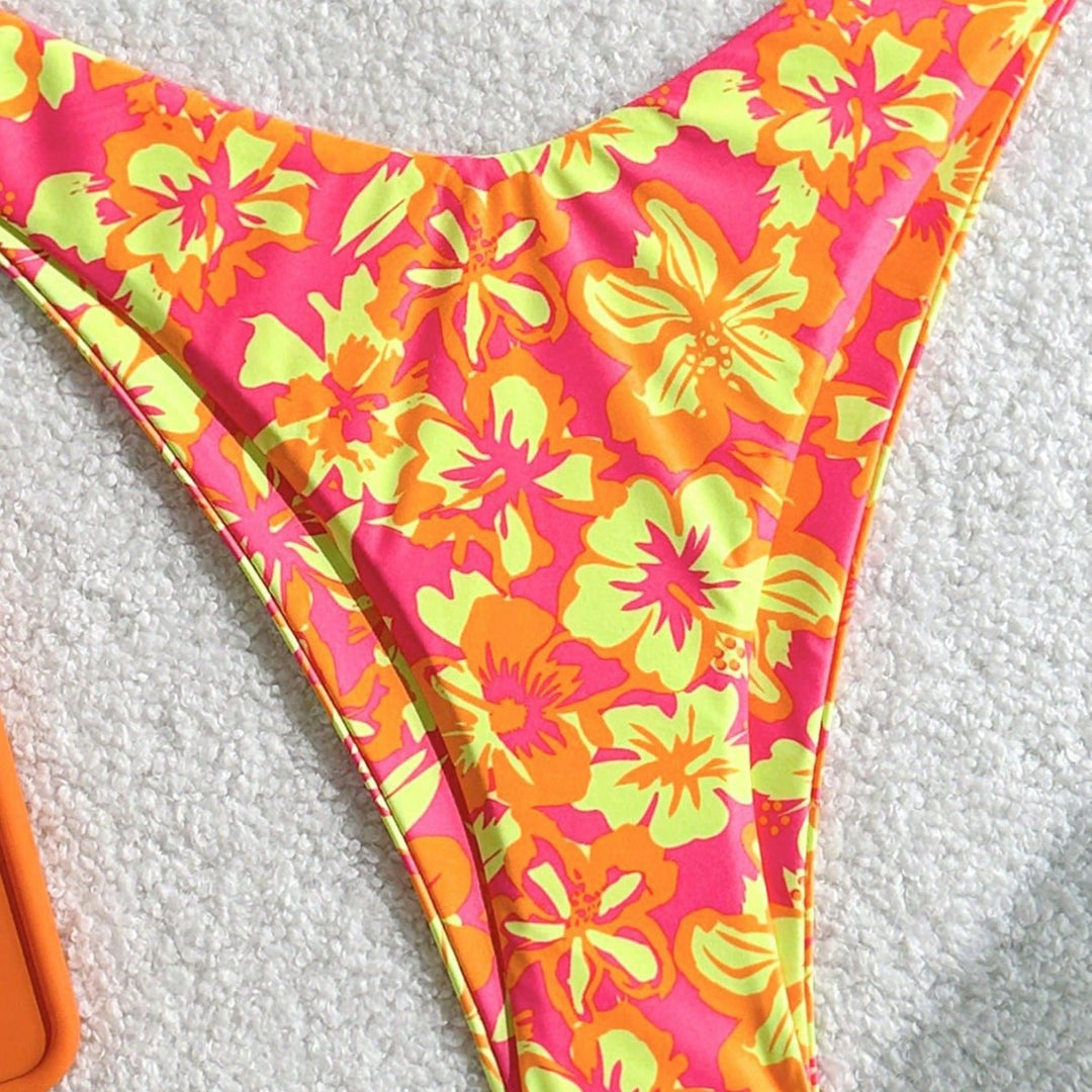Women Triangle Bikini with Playful Floral Pattern Mune Fashion
