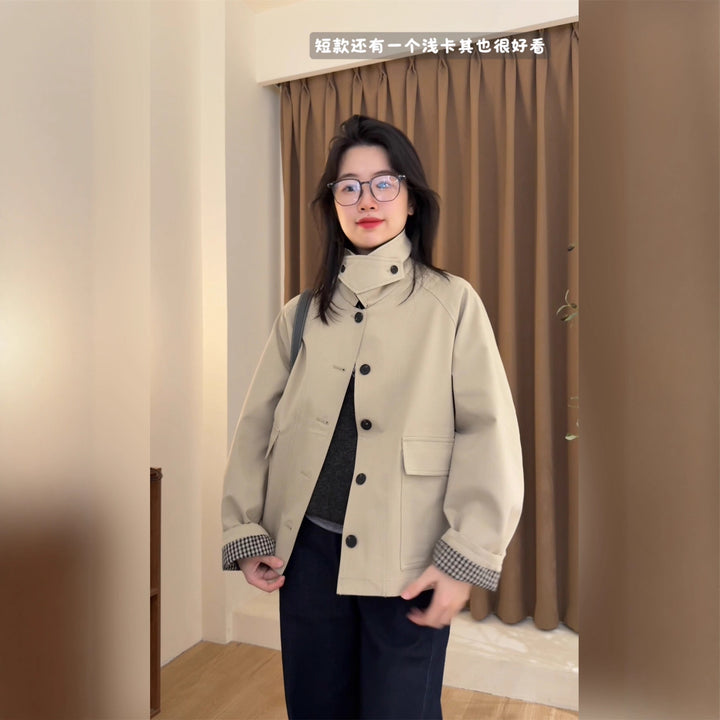 Women's short coat in Mac style with contrasting velvet collar and checked sleeve cuffs Mune Fashion
