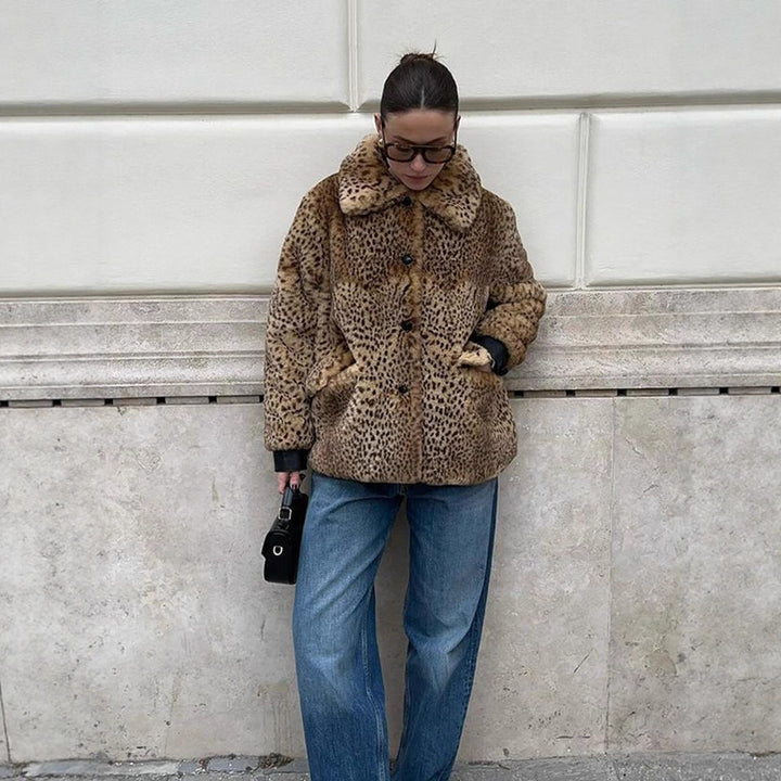 Women's Boxy Short Coat made of Faux Fur with Allover Leopard Print and Foldable Shawl Collar Mune Fashion
