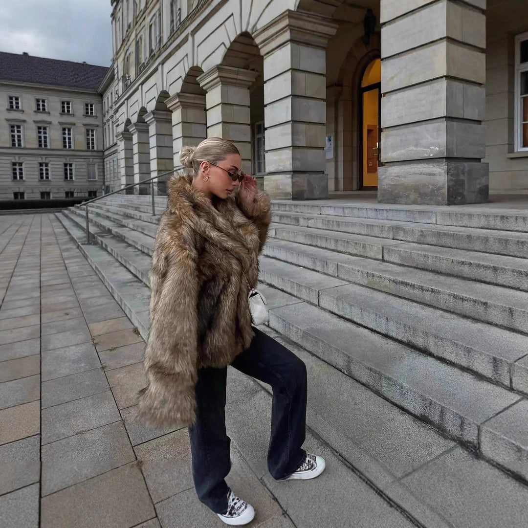 Women's short-cut voluminous faux fur jacket with oversized shawl collar Mune Fashion