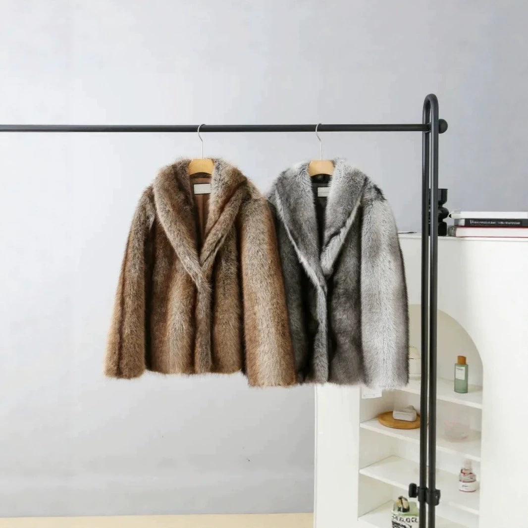 Women's short coat made of voluminous faux fur with wide shawl collar Mune Fashion