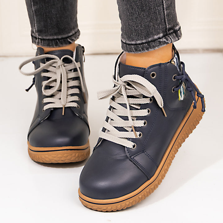 Women's padded lace-up ankle boots with side zipper and patterned rubber sole Mune Fashion