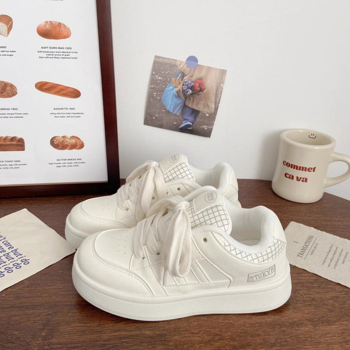 Ladies sneakers in minimalist design with structured surface and soft cushioning Mune Fashion