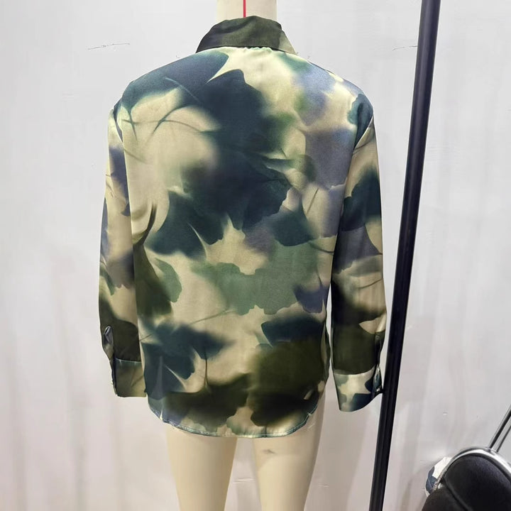 Ladies nan silk-like blouse with concealed button placket and abstract print Mune Fashion
