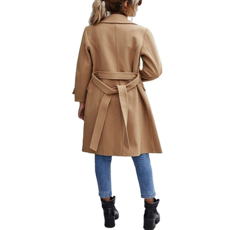 Women's mid-length tailored wool blend coat with discreet double-breasted closure and narrow lapels Mune Fashion