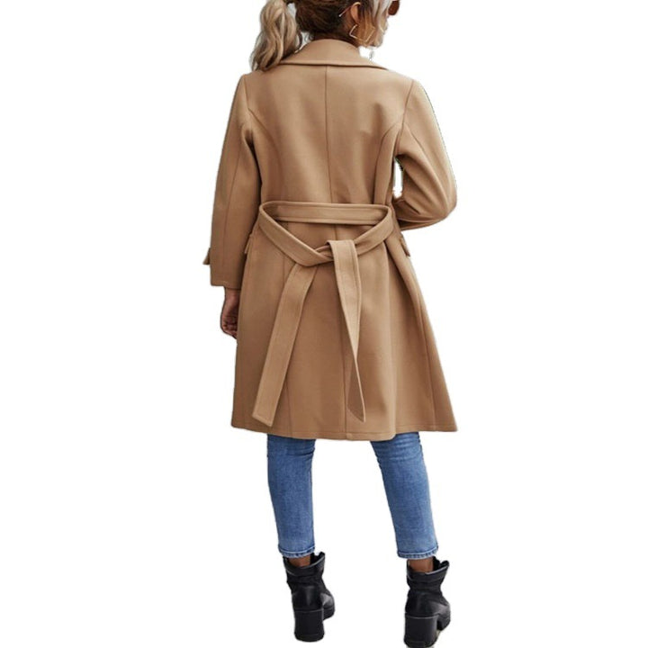 Women's mid-length tailored wool blend coat with discreet double-breasted closure and narrow lapels Mune Fashion