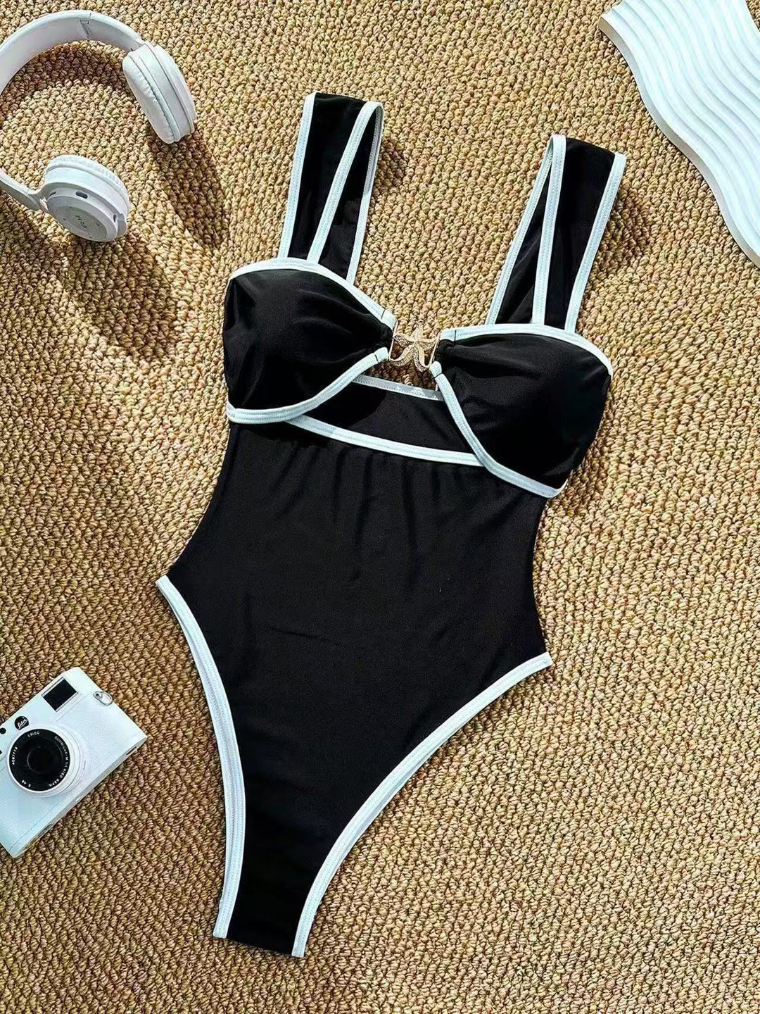 Ladies one-piece swimsuit with fashionable bustier and adjustable straps Mune Fashion
