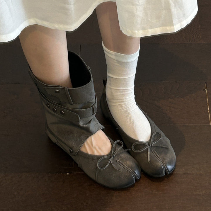 Women's Tabi-inspired suede ballet flats with toe cap seam and bow detail Mune Fashion