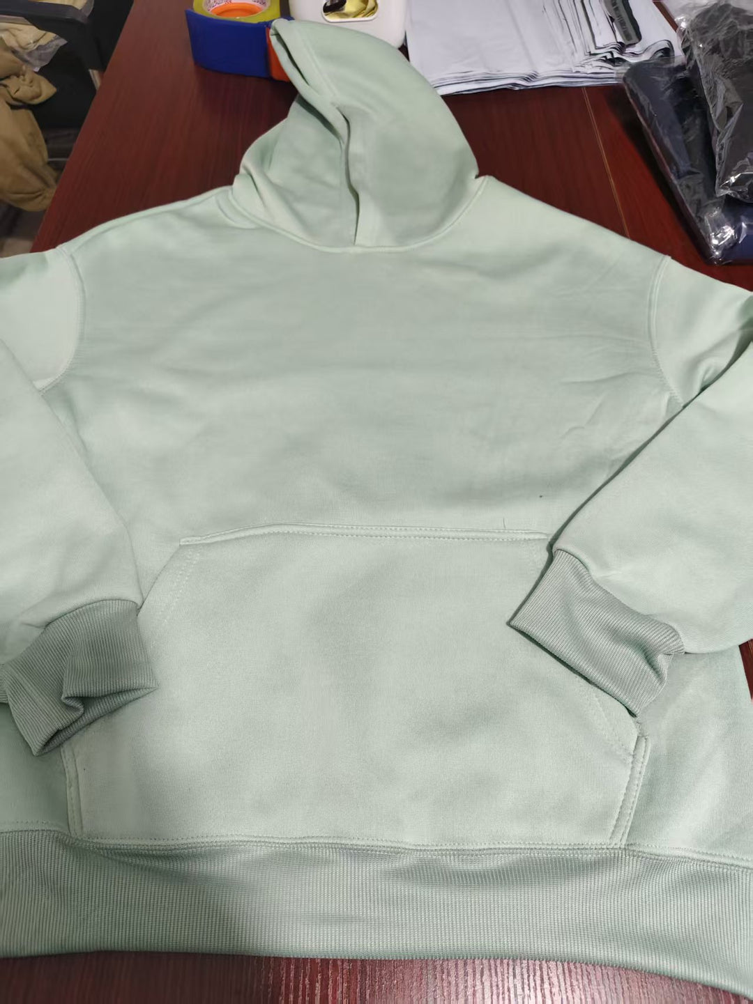 Unisex oversized hoodie with kangaroo pocket and ribbed cuffs Mune Fashion