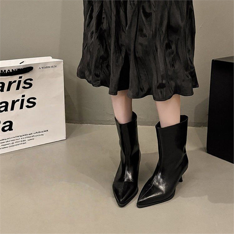 Ladies knee-high patent leather boots with pointed toe shape and slim kitten heel Mune Fashion