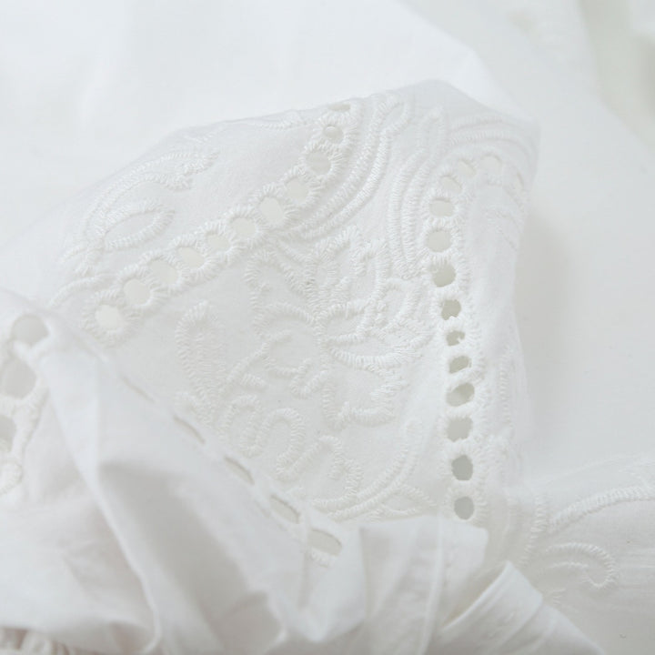 Women's blouse with V-neckline, broderie embroidery, and voluminous puff sleeves Mune Fashion