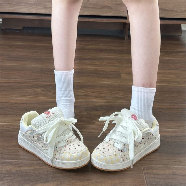 Women's sporty sneakers with playful design and comfortable plastic upper material Mune Fashion