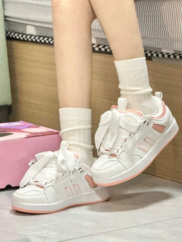 Ladies sporty sneakers with practical lacing and breathable mesh surface Mune Fashion