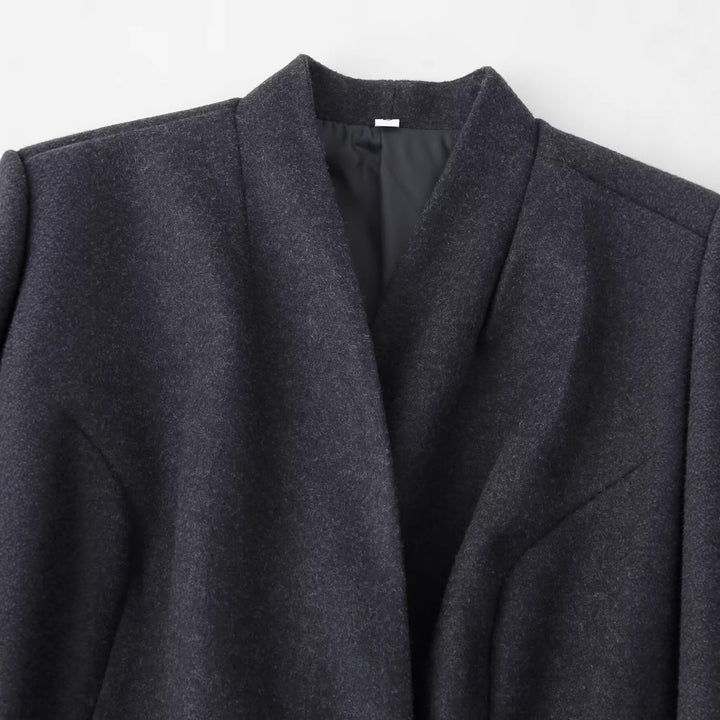 Women's long coat with fitted dividing seams, single button placket and padded lining Mune Fashion
