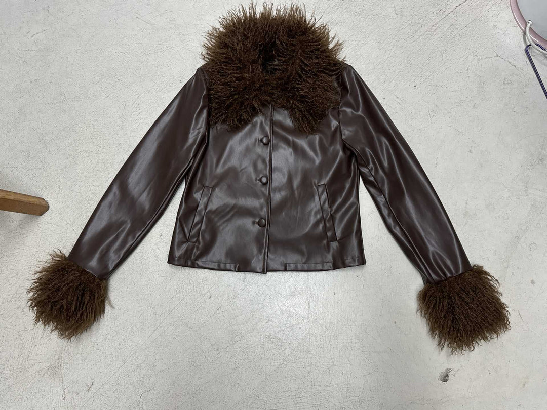 Women's short faux leather jacket with voluminous fur collar and fur cuffs Mune Fashion