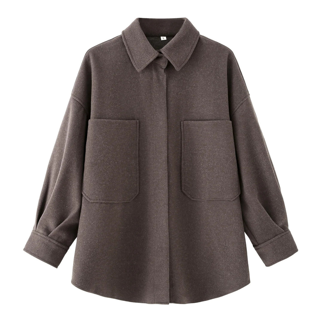Women's casual shirt jacket in oversized cut with large patch pockets and rounded hem Mune Fashion