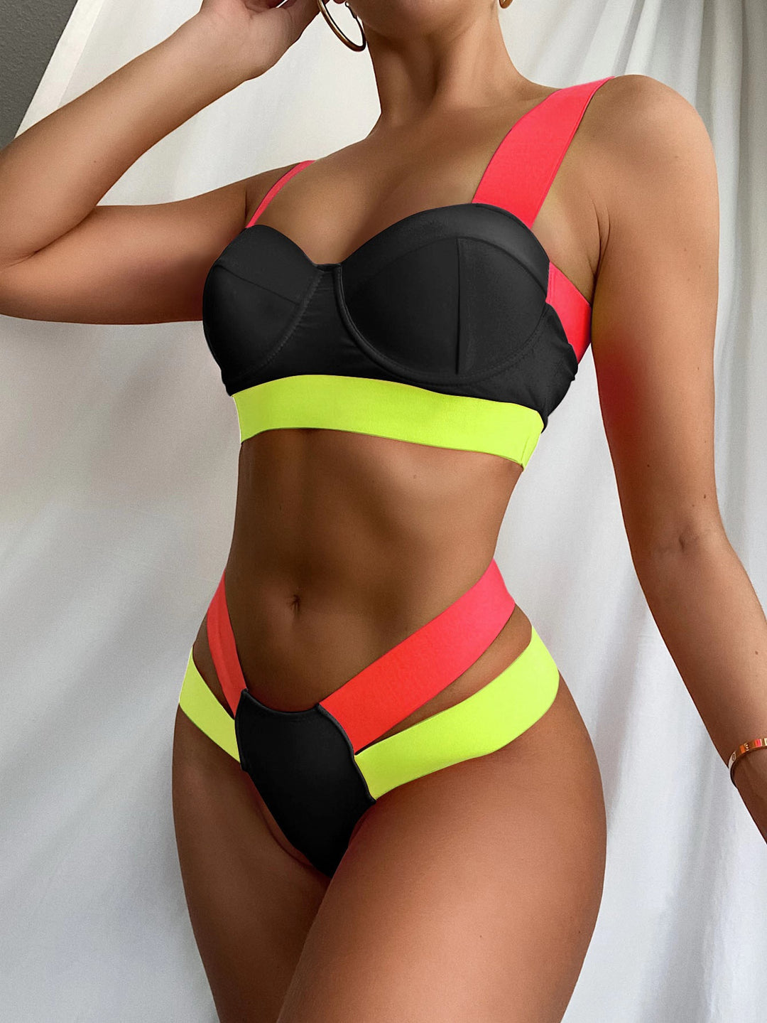 Ladies sporty bikini with contrasting color elements Mune Fashion