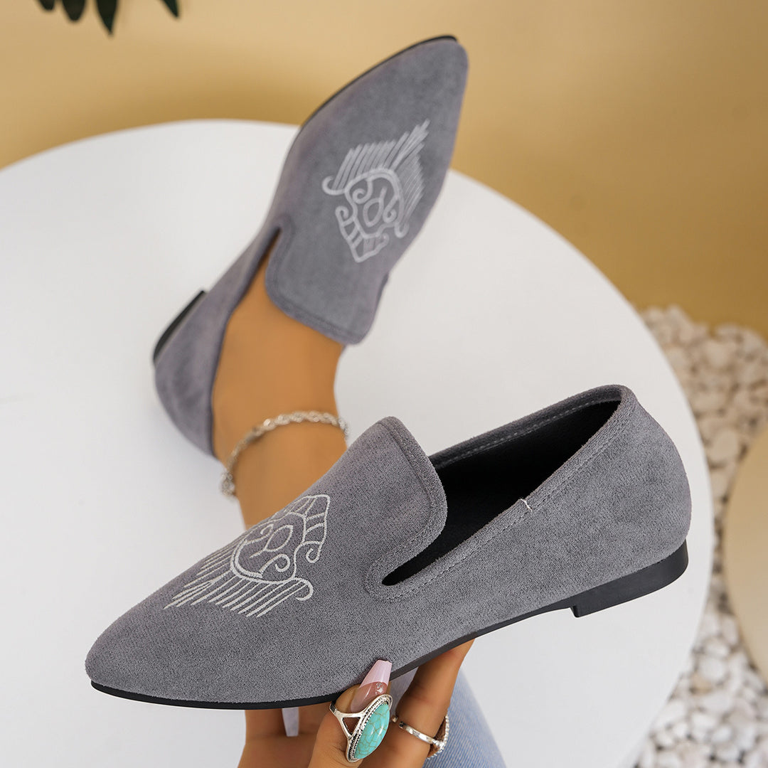 Women's embroidered suede look slippers with pointed last shape and flat non-slip rubber sole Mune Fashion