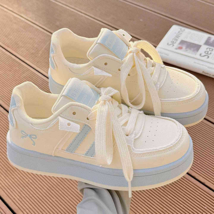 Women's sporty sneakers with modern accents and comfortable cushioning Mune Fashion