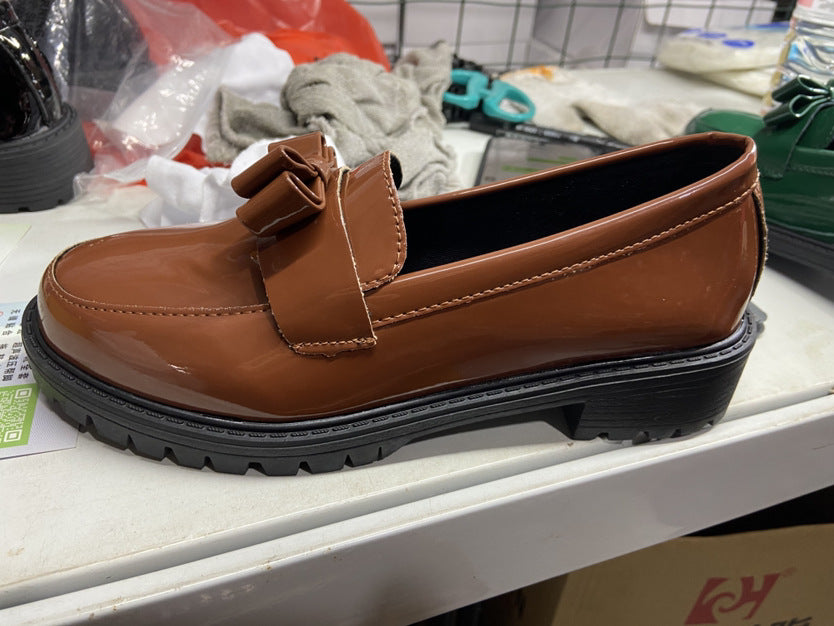 Ladies' patent loafers with profiled rubber sole, decorative strap bow and padded comfort insole Mune Fashion