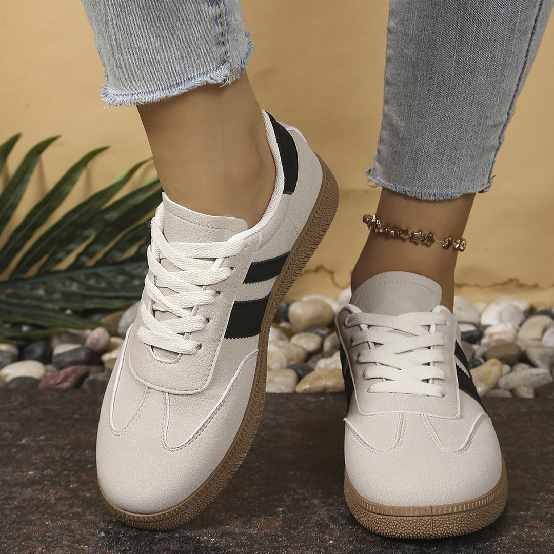 Ladies Retro Sneaker with suede look, gum sole and contrasting stripes Mune Fashion