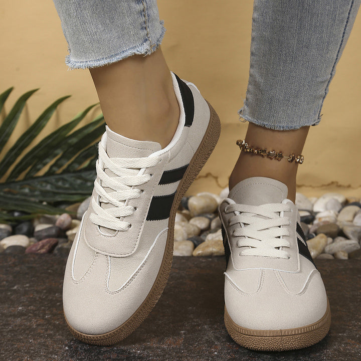 Ladies Retro Sneaker with suede look, gum sole and contrasting stripes Mune Fashion
