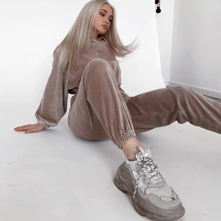 Women Velvet Cropped Loungewear Set with Hoodie and Elastic High-Waist Jogging Pants Mune Fashion